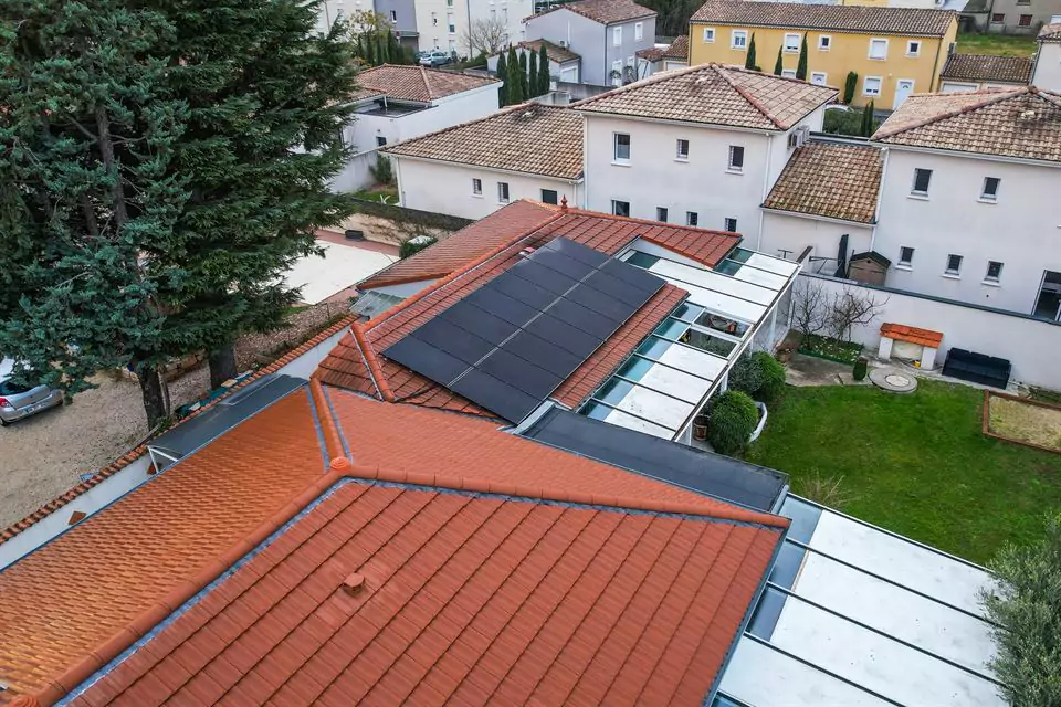 Pose de panneaux photovoltaïques à Orange